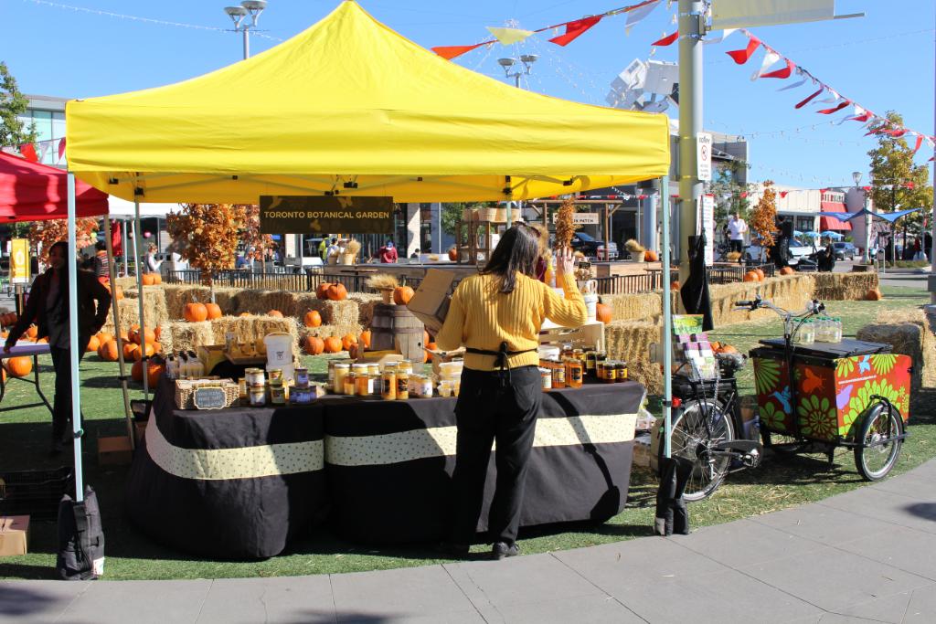 cfshopsdonmills's tweet photo. Take home a jar of delicious local #honey from @TBG_Canada! #HarvestFestival #ExperienceShops https://t.co/ddIy8c1Vlj https://t.co/XGlvUMaevR