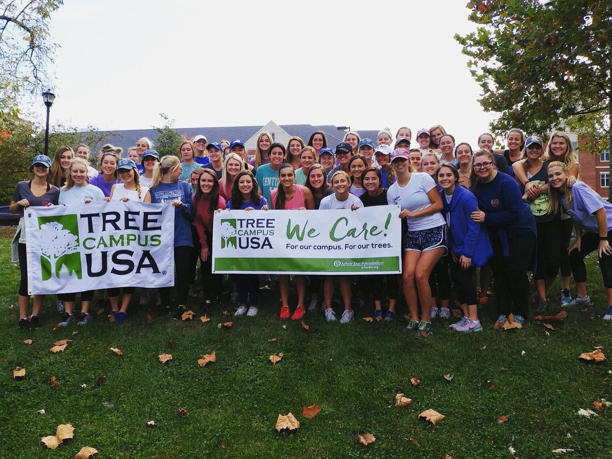 jordynliane's tweet image. What an awesome day devoted to serving our UK community w/ @UrbanForestLex! 🌲🌳🌲 #ukthetagoesgreen #thetadayofservice