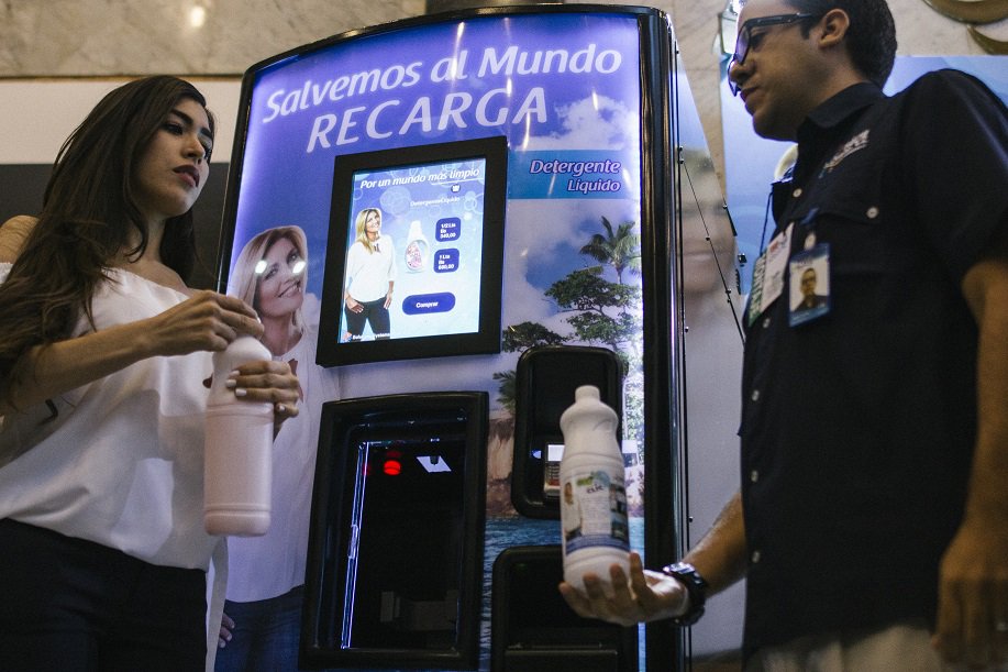 ElUniversal's tweet photo. Clic presenta una máquina ecológica que despacha productos de limpieza a granel https://t.co/iwQzkf9Eaf https://t.co/EXxrNPn5pv