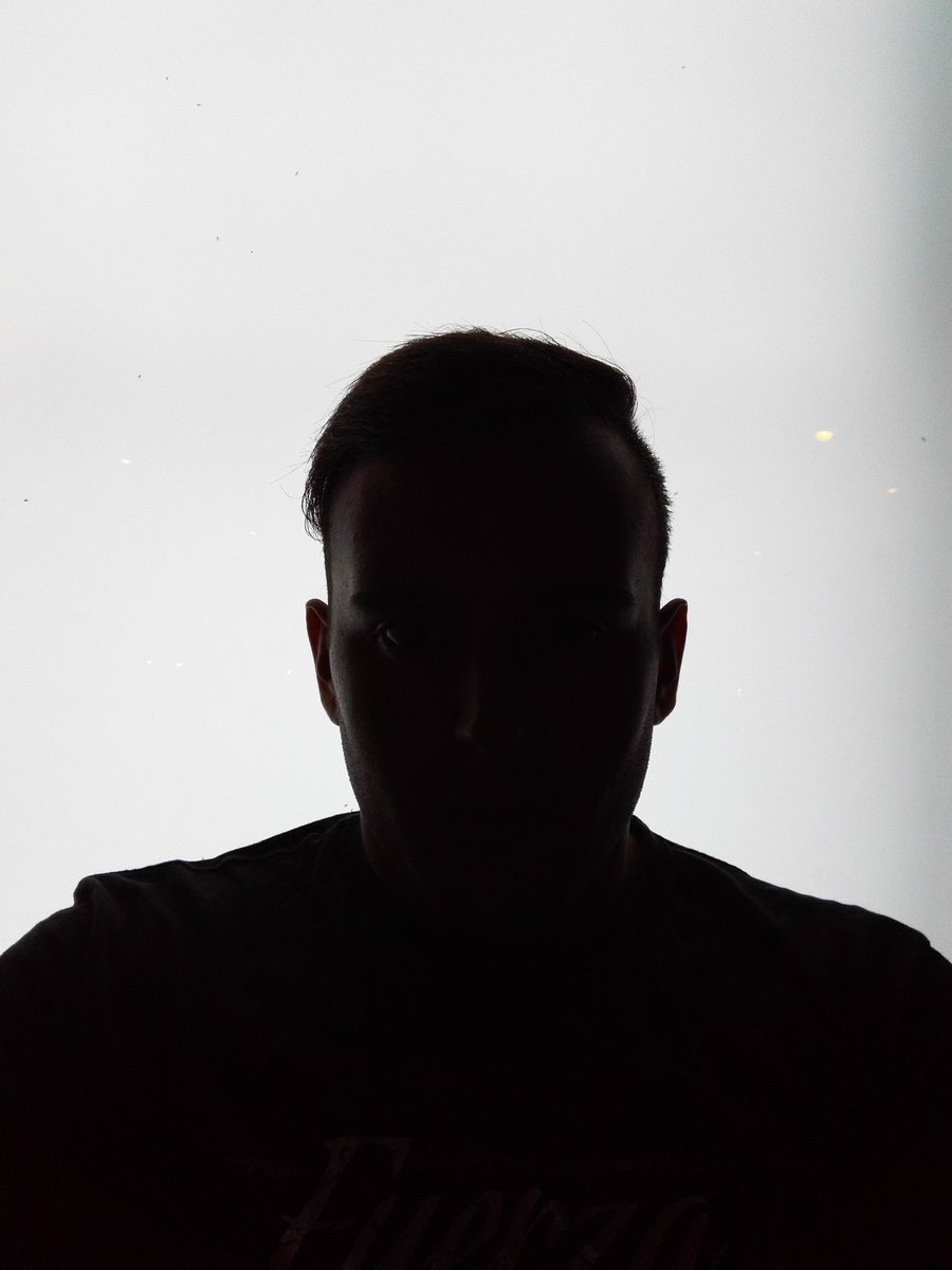 aaroncruzsaffer's tweet image. Soy la sombra , la oscuridad que a solas que te nombra, huyó de la luz como Luna , y me voy y vengo como las olas de la espuma #Saffer