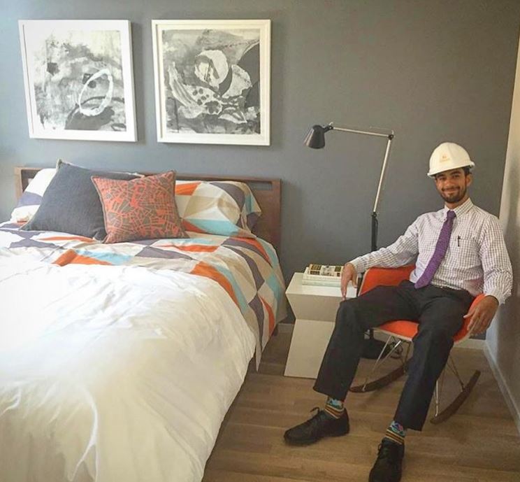 Girardapts's tweet photo. Sales & Marketing Associate Donnie is loving our #ModelUnit! #GirardBoston #SouthEnd #LuxuryLiving #NowLeasing https://t.co/Za4WqJY0LW