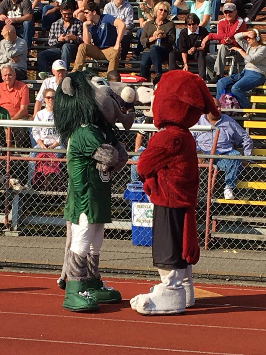 CoffarosPizza's tweet photo. @RockySru Way to stand your ground against that hawk! You ROCK! @SRockRowdies @slipperyrockU https://t.co/J6IUWZYGof