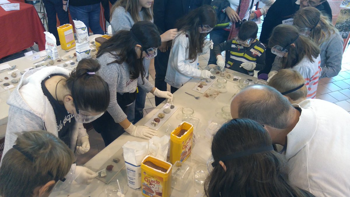 GrottesArcheo's tweet photo. #FSD2016 #scientilivre Supers ateliers Karstologie et exposition #géologie du Mas d'Azil @Traces_Tlse Merci @Deliresdencre ! https://t.co/YkZSmFouEg
