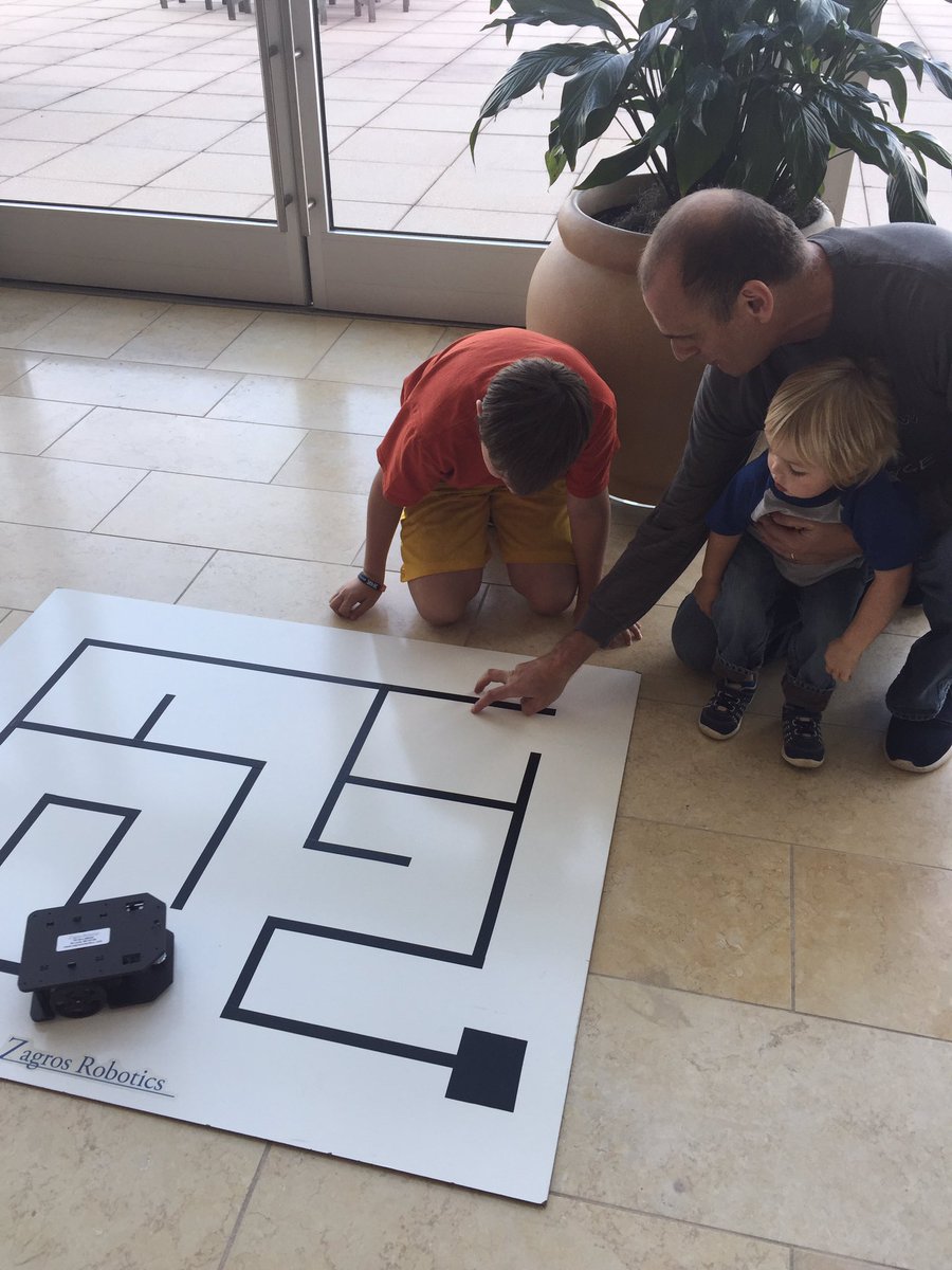 ZagrosRobotics's tweet photo. @DDPSCmaker @DanforthCenter #STLRaspberryJam #Stlmakes #RaspberryPi family fun!!! #stem #science https://t.co/PxUfQq1Fws