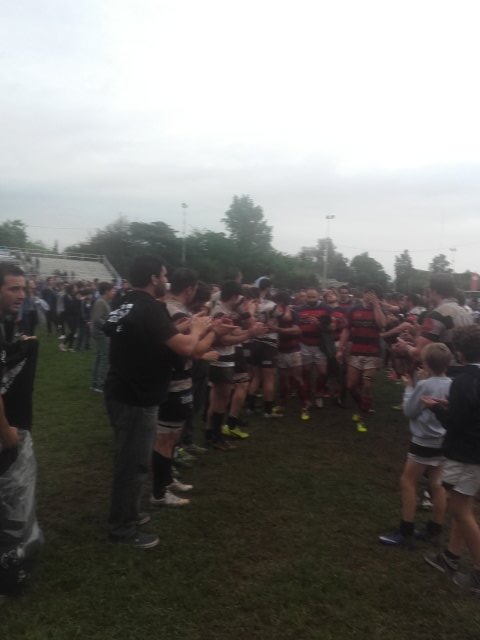 TabladaRugby's tweet photo. #FinalPre #ClasicoDelNorte el túnel de quienes brindaron una batalla y culminan con un fantástico gesto El Rugby!!! https://t.co/miVdP65zkQ