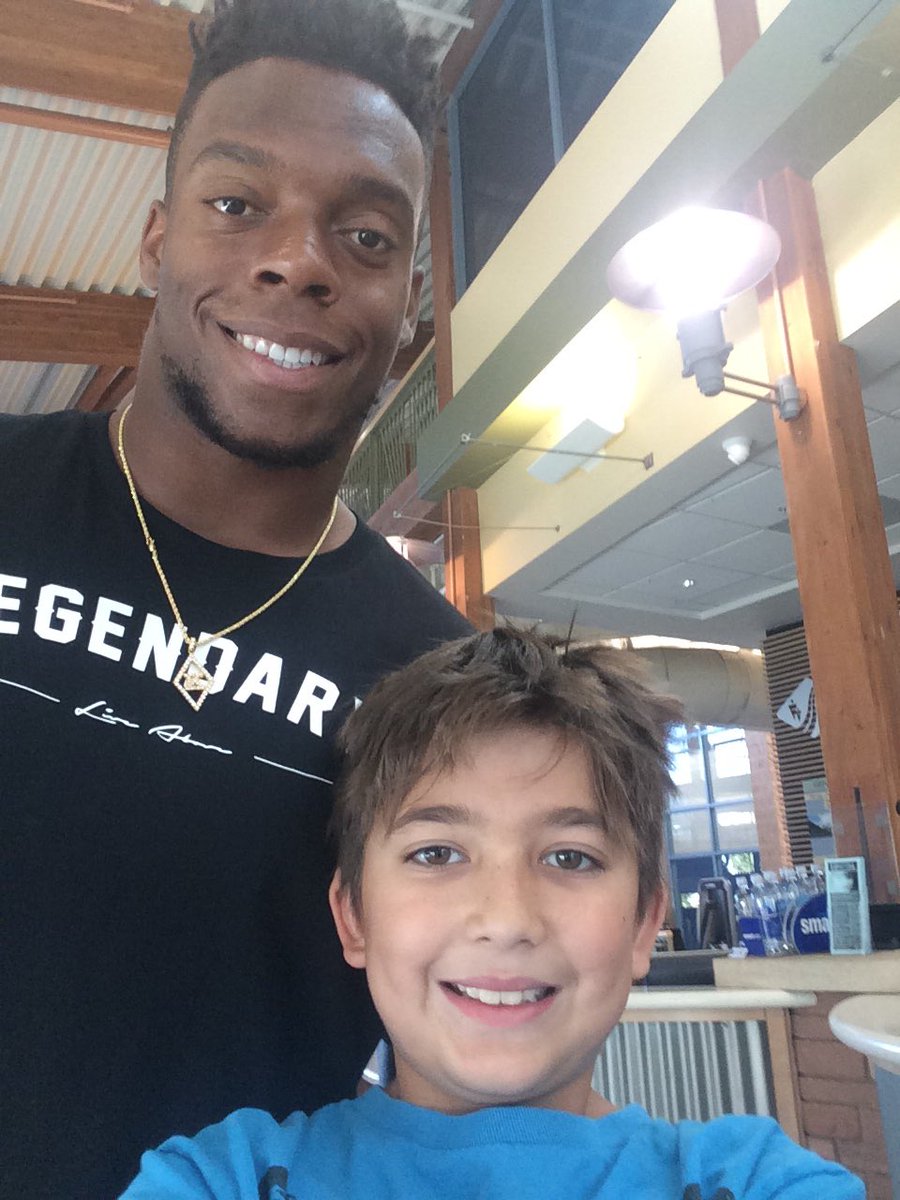 ClickToChat's tweet image. Thank you @BMarshh54 taking pic with my boys. You made their day. #BRONCOSCOUNTRY #great linebacker#54#we❤️you