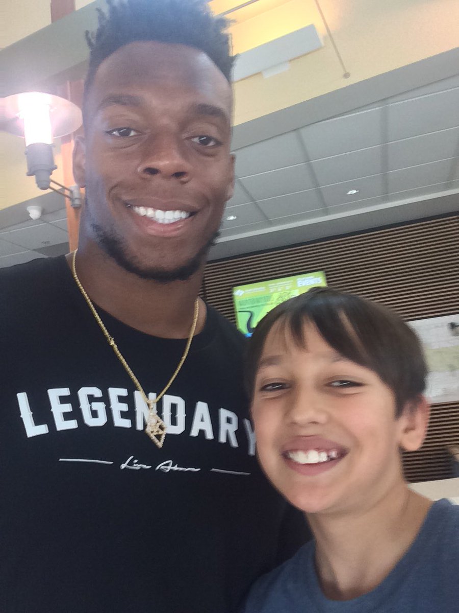 ClickToChat's tweet image. Thank you @BMarshh54 taking pic with my boys. You made their day. #BRONCOSCOUNTRY #great linebacker#54#we❤️you