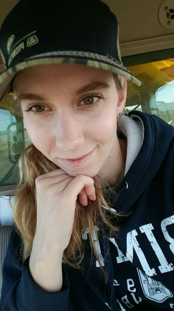 ACDeRoo6's tweet photo. #Soybeans are running so smoothly, I could sit here and take selfies all day! #harvest16 #customharvest #womenofharvest #JohnDeere #Pioneer https://t.co/i4O7sHu3qz