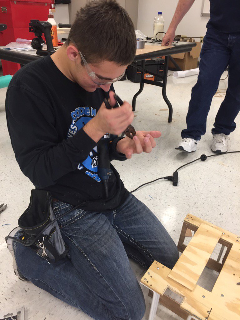 stemrobots's tweet image. Fusselman got a splinter 😬