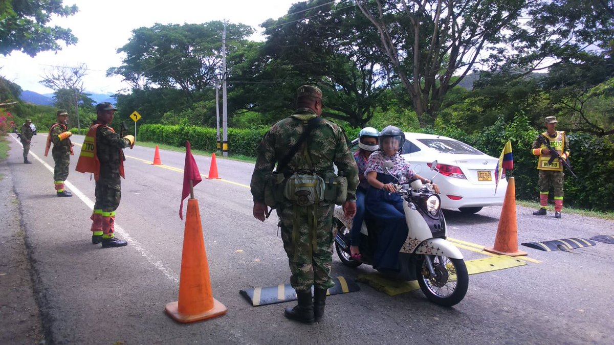 Ejercito_Div7's tweet photo. #SuSeguridadNuestroCompromiso Tropas #BIPEB32 #BR4 acompañan viajeros en vía #Medellín - #Mutatá #ViajeSeguro https://t.co/3GR3FrOJFr