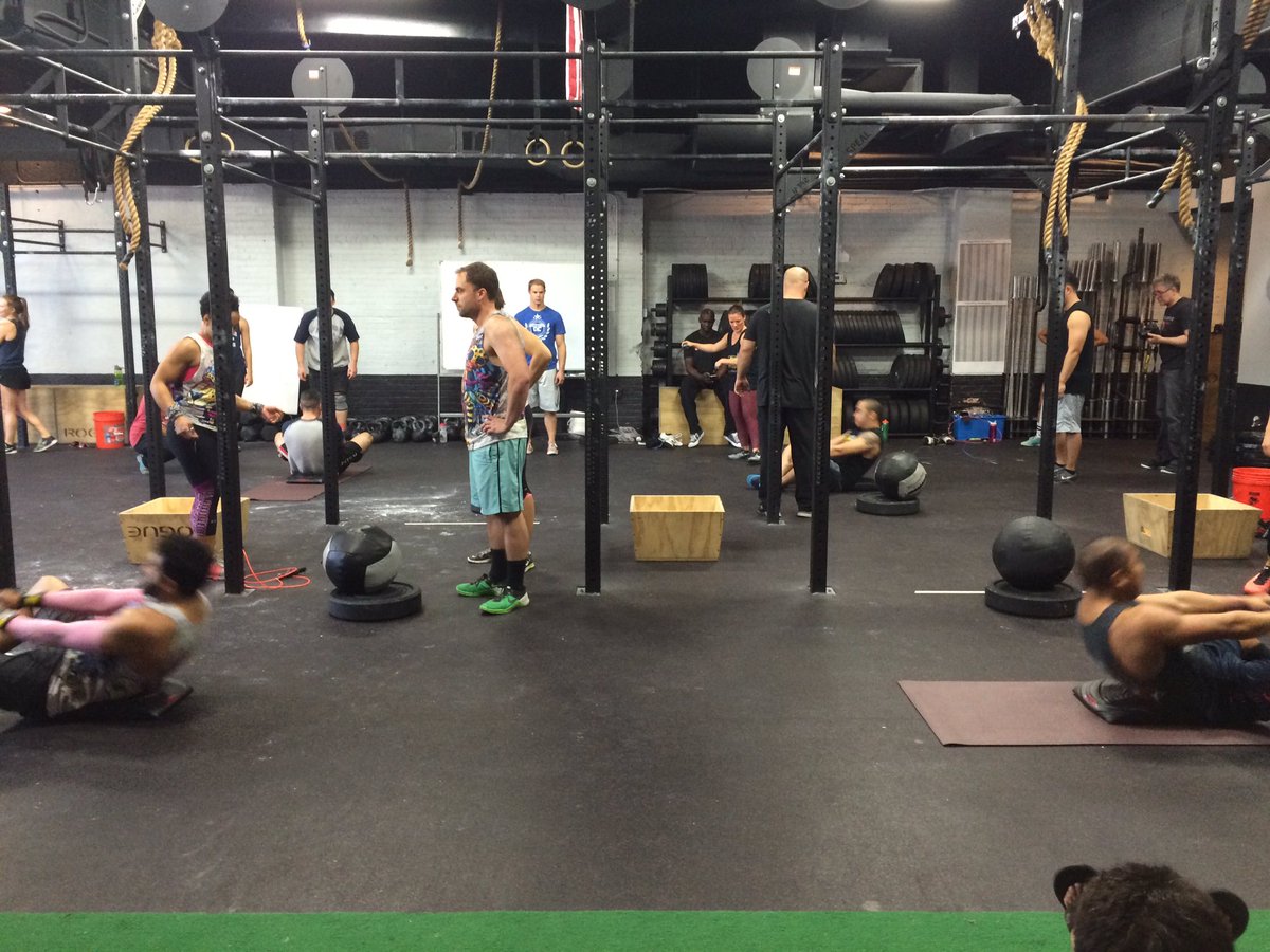 CrossFitDC's tweet photo. High-flying sit-ups to kick off #Smackdown2016 semifinals: Relay Annie! https://t.co/J7E19usfqI