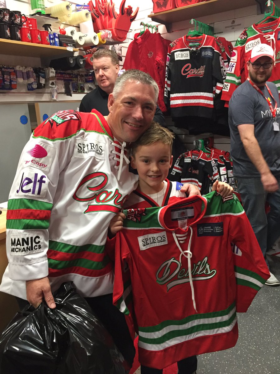 HJC85's tweet photo. Massive thank you to @mymets86 for buying Ollie a shirt and a young boy a stick after the game #AmazingOwners #FirstClass @cardiffdevils https://t.co/f6PvjJ7Xvk