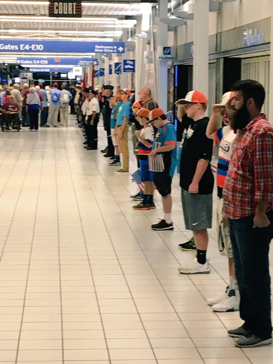 docwat2009's tweet photo. Wonderful reception at airport for veterans on honor flight. Honored to be on the same plane. @ParkwaySchools @ChrisJacob15 #Character2016 https://t.co/ABcPJhCJei