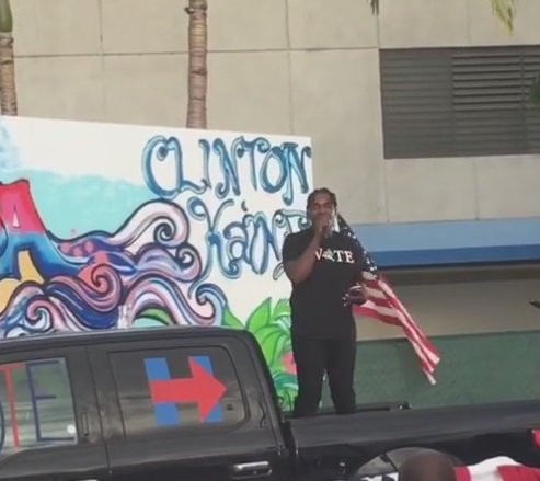 .@PUSHA_T throws Democratic vice presidential candidate @TimKaine a #Miamiparty bit.ly/2dFovOP?utm_me… https://t.co/R07yN7kViu