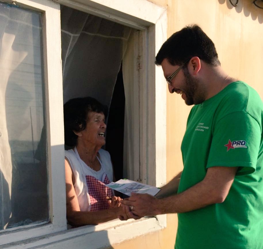 sanromanferna's tweet photo. Puerta a puerta esta tarde en sector Barros Arana de Tocopilla. Mucho apoyo de nuestros vecinos. Vamos firmes a la reelección 💚💚💚💚 https://t.co/Vrw51loxWV