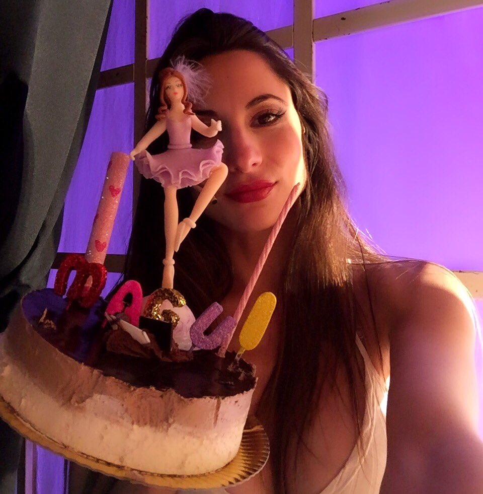 magdalenabravi's tweet photo. Que lindo terminar asi ! Tantas gracias @emanuelgiulian1 y @agustinaapaulaa 💕🍰🎂 en plena funcion 🎭 ENREDADOS https://t.co/LP0TJUAUro