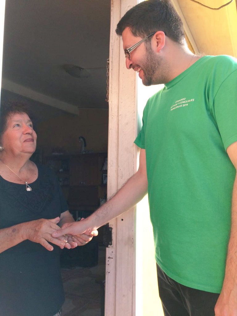 sanromanferna's tweet photo. Puerta a puerta esta tarde en sector Barros Arana de Tocopilla. Mucho apoyo de nuestros vecinos. Vamos firmes a la reelección 💚💚💚💚 https://t.co/Vrw51loxWV