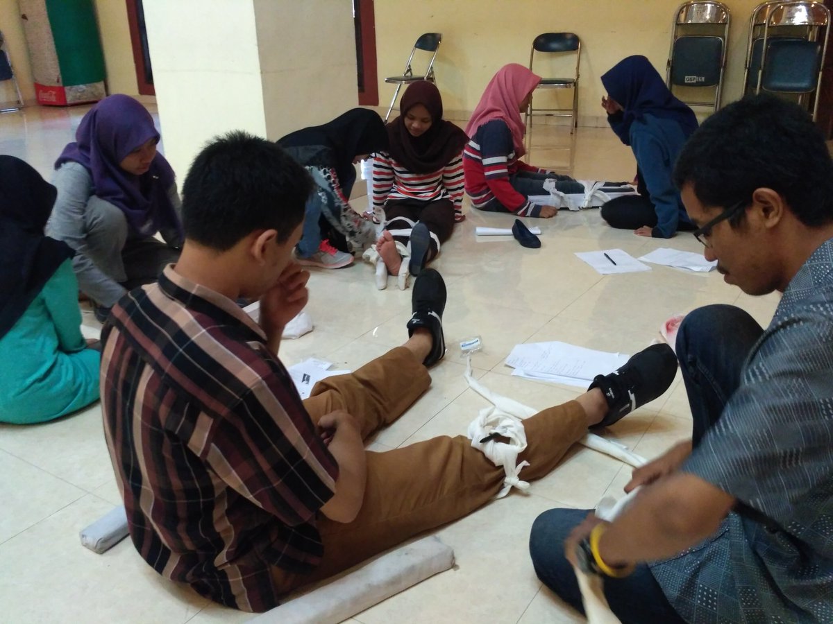 [Live Report]

Praktik Pertolongan Pertama Gawat Darurat oleh TBMM (Tim Bantuan Medis Mahasiswa) Panacea dan Basarnas.