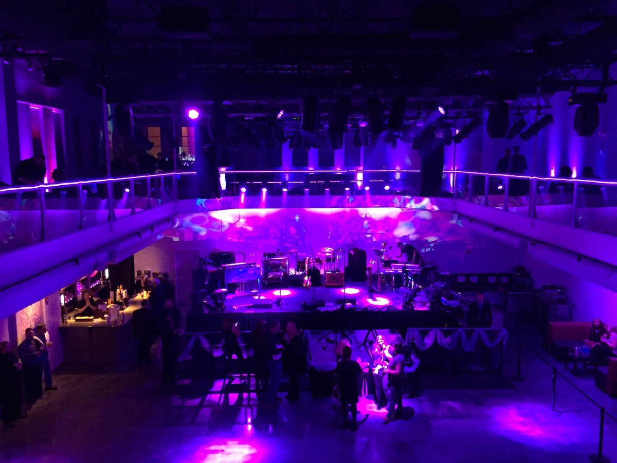 PRNFamily's tweet image. Huge THANK YOU out to @eventsminnesota for transforming the venue into a Purple Paradise 🙌🏽
Before: Left    After: Right
#DanceOnTilDawn2016