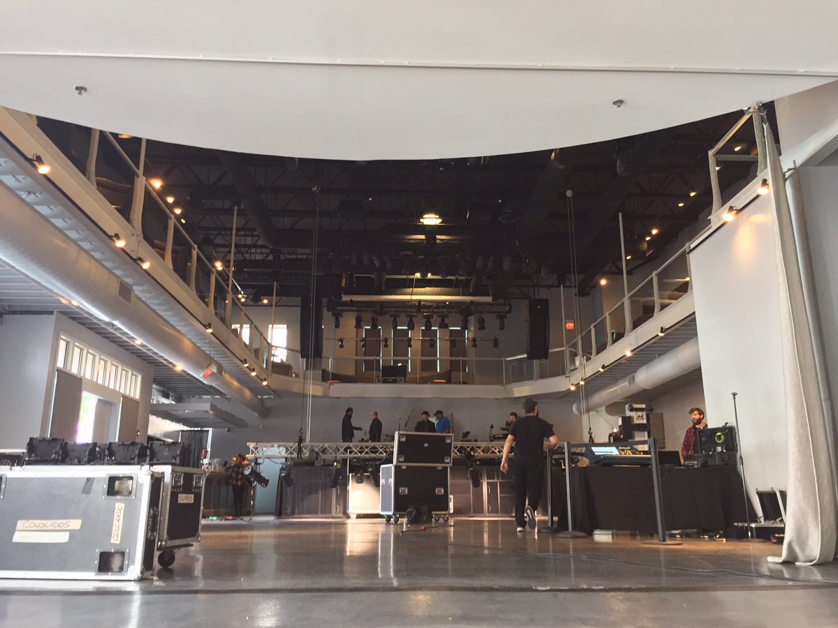 PRNFamily's tweet image. Huge THANK YOU out to @eventsminnesota for transforming the venue into a Purple Paradise 🙌🏽
Before: Left    After: Right
#DanceOnTilDawn2016