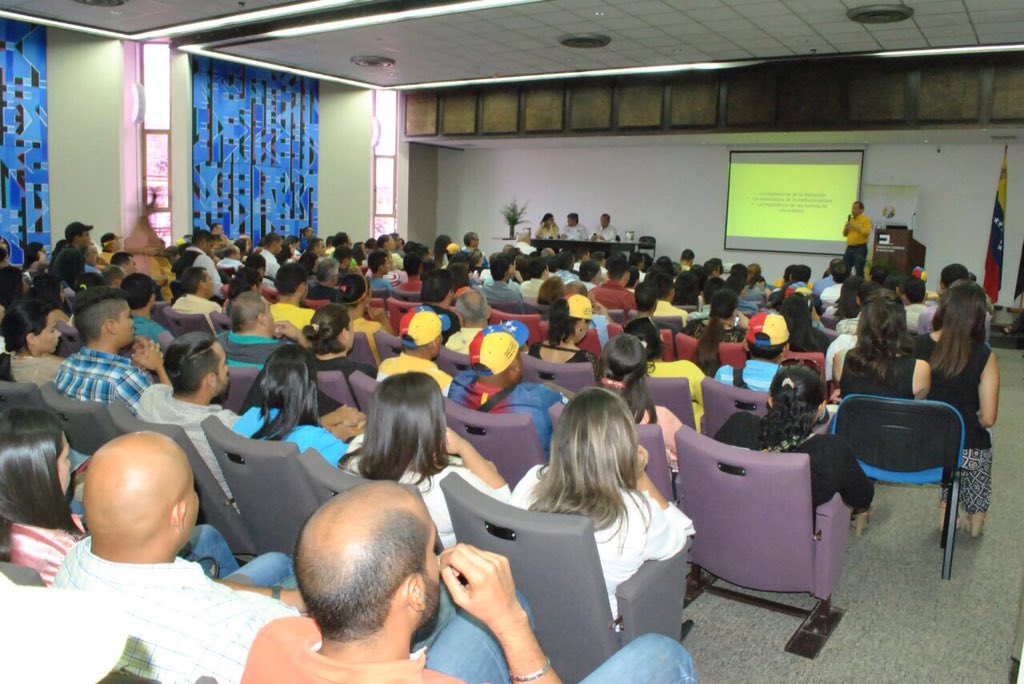 yeceniatoncel's tweet photo. Entender la filosofía que nos mueve a luchar es una herramienta más para nuestros jóvenes. Esa es nuestra generación de relevo #IdeasPJZulia https://t.co/06p1D2XkIm