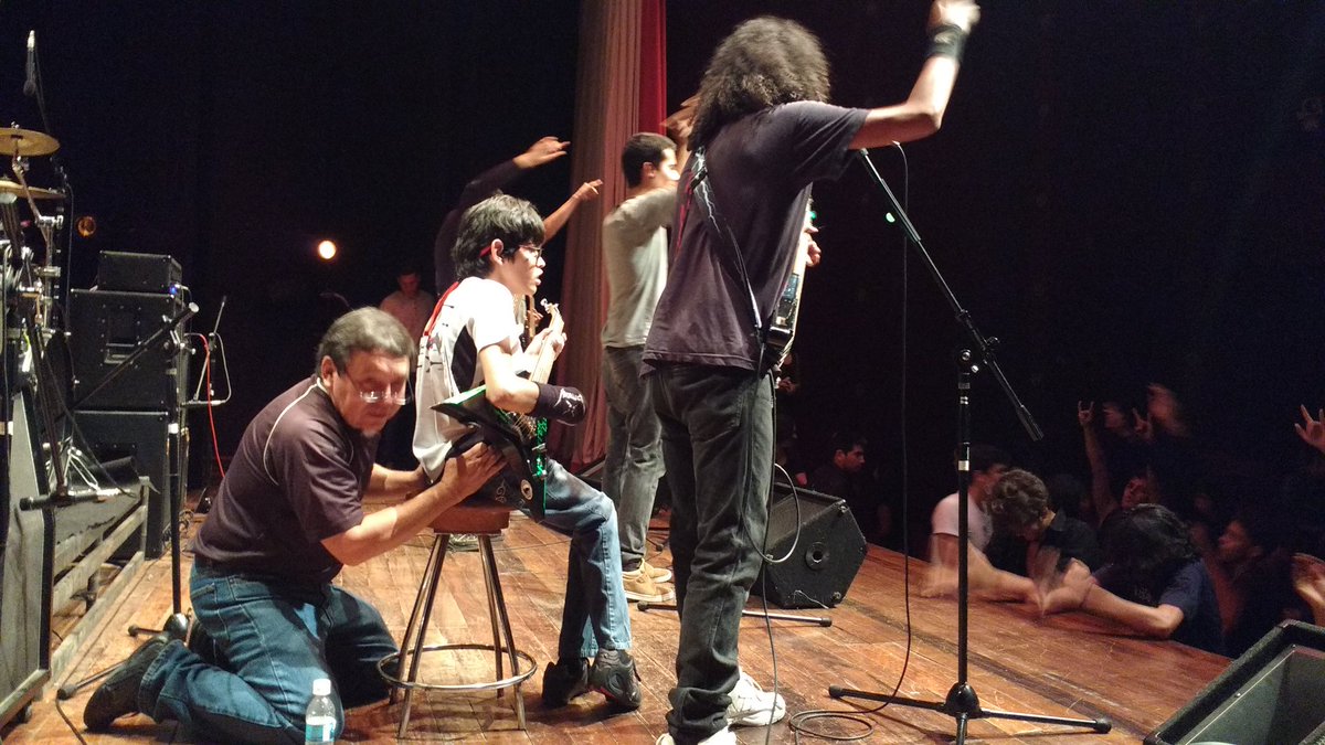 esandrecastillo's tweet photo. El amor de un padre para que su hijo en condición especial disfrute de su pasión el #Metal un gran aplauso se escuchó!! #invadersfest https://t.co/9JMRnkGIbY