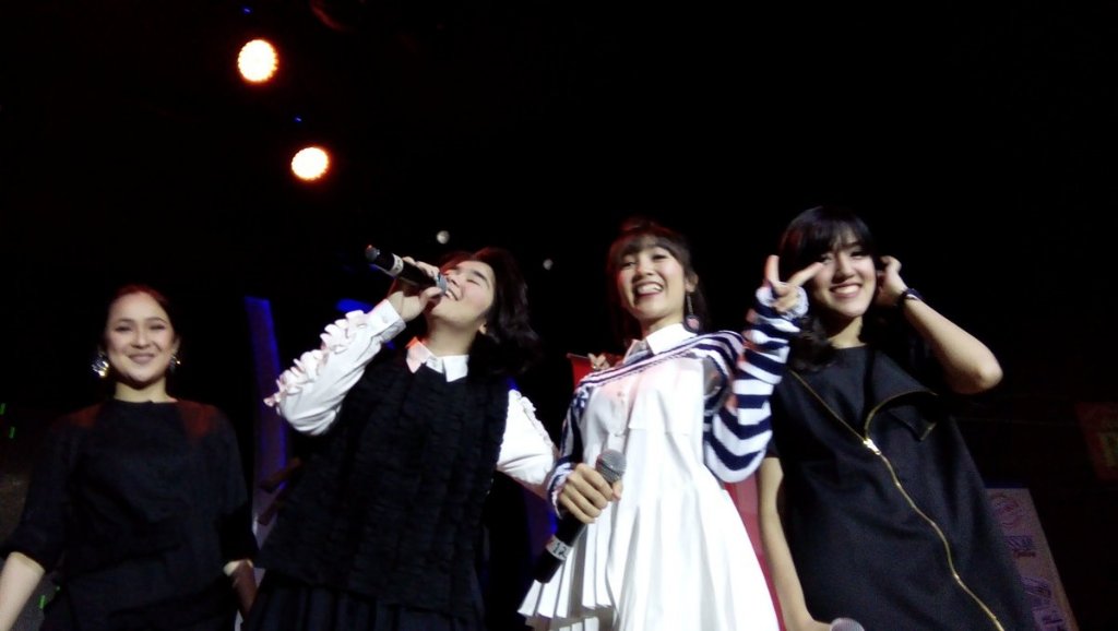 BsSurabaya_'s tweet photo. Waah seru skaliii_ Blink at Makasar, dr Promo , MnG &amp; Show set nya smua baguus ad pningkatan dr yg prtama , 😊😊😃😍 https://t.co/lpyNs7HcZh