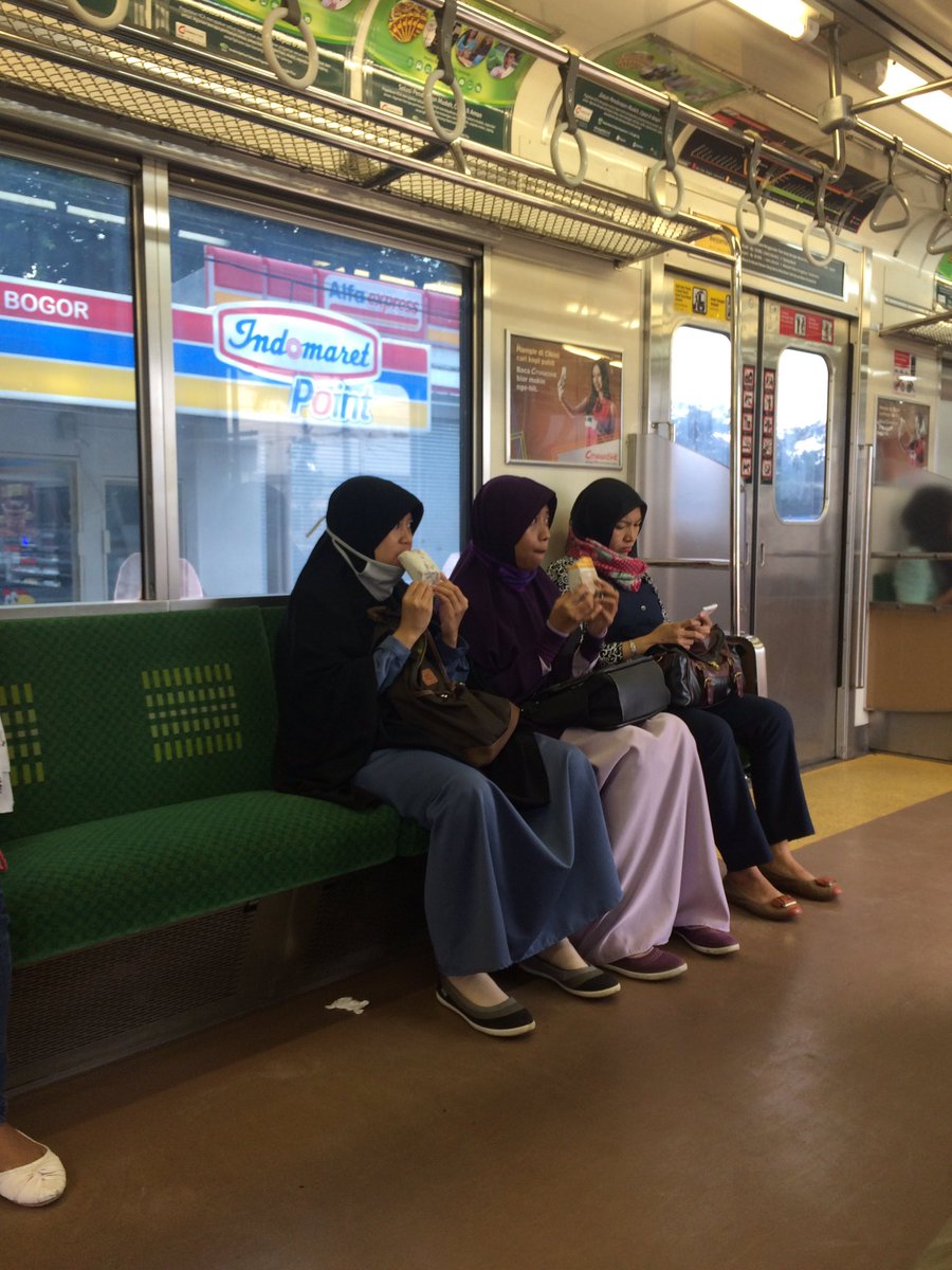 Devinaa_'s tweet photo. Uda jelas ada tulisan dilarang makan, ttp aj dng santainya mrk makan 😔 https://t.co/zNhiAcZafU
