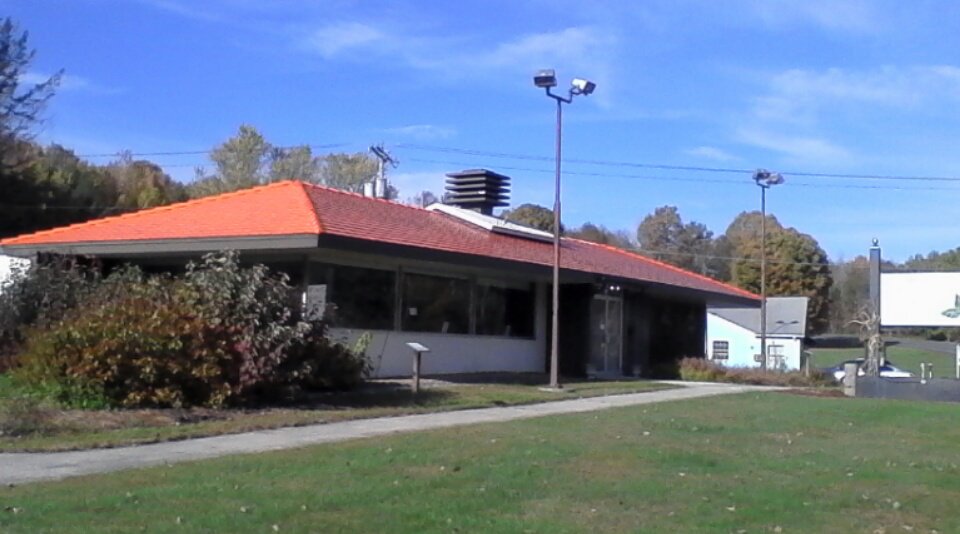 Soundbounder's tweet photo. Once a Howard Johnson's, always a Howard Johnson's. #VT802 #Pownal https://t.co/IBIIjeXtuw