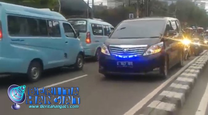 chindy088's tweet photo. SEBARKAN!!! Sebuah Mobil Pejabat Negara Seenaknya Lawan Arus Melewati Kemacetan #sakuratoto #beritahangat5

https://t.co/u2t2ekr3nb https://t.co/TLkGWfLm13