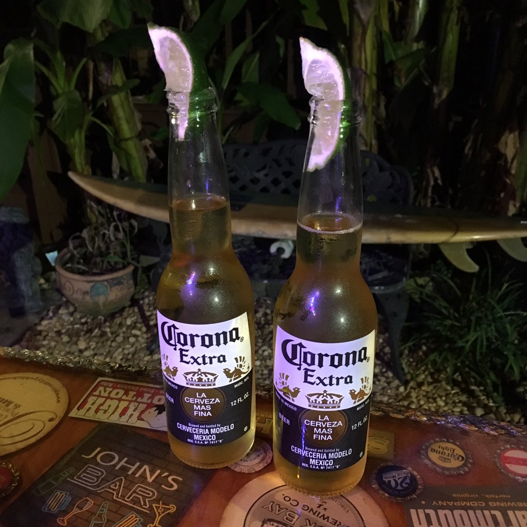 jpsmokin's tweet photo. Saturday night chillin.. cheers..🍻🍻 https://t.co/m3xfqj235B