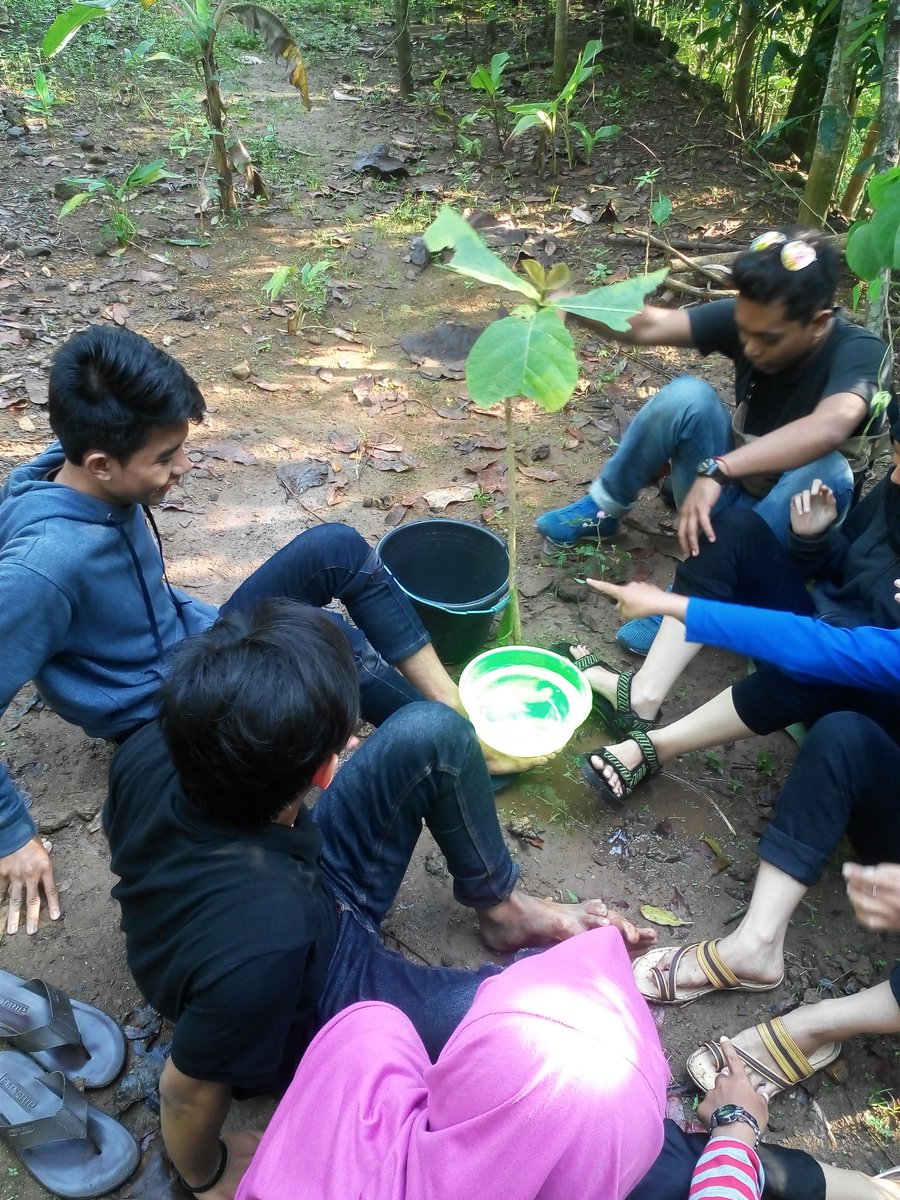 kkyjogja's tweet photo. Memindahkan air, cara ini untuk kebersamaan #MakrabKKY https://t.co/Zx6jrjDXW9