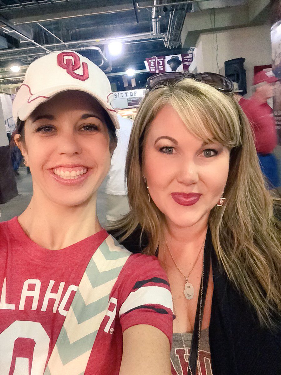 WPowers1111's tweet photo. Great memories made today at the OU game! #WeBeatKstate #BoomerSooner @auniebrooks https://t.co/lKTxh1FnNk
