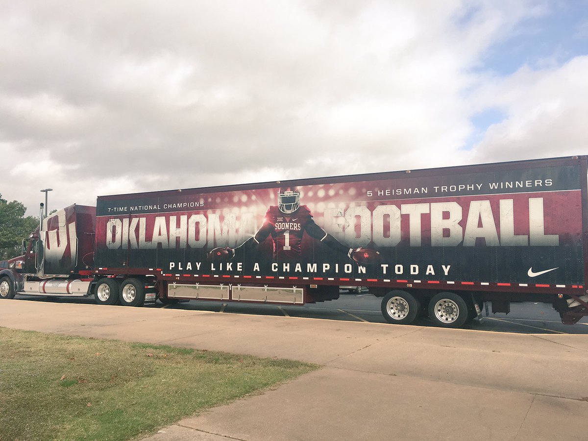 WPowers1111's tweet photo. Great memories made today at the OU game! #WeBeatKstate #BoomerSooner @auniebrooks https://t.co/lKTxh1FnNk