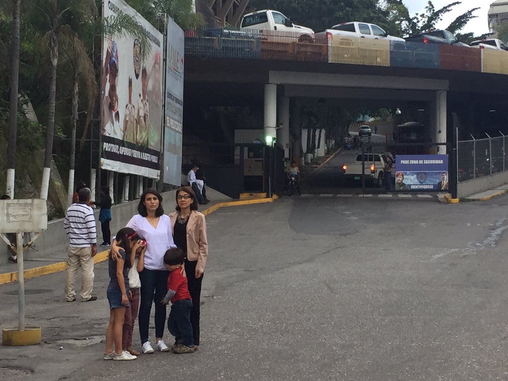 Patricia de Ceballos y familia en la entrada del Helicoide | Foto: Twitter 