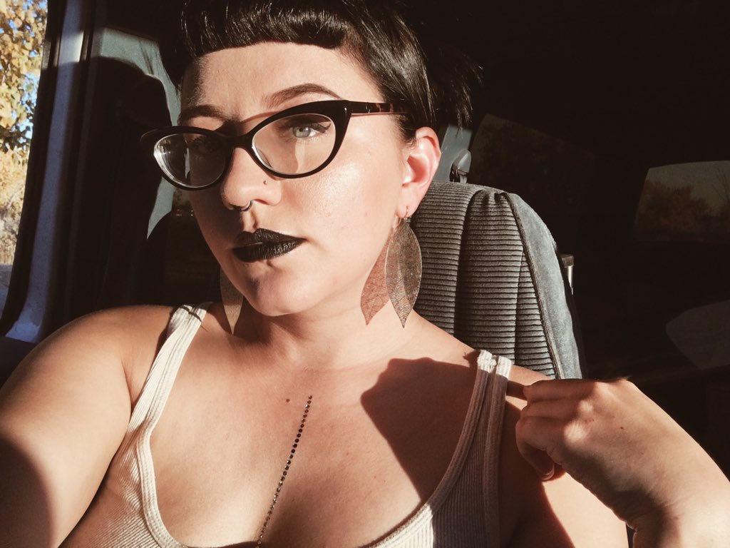 dustylibraries's tweet photo. when you're on your way to #denverdecompression, rockin' full-glam, but still in pyjamas because it's an hour away. https://t.co/siv3gjdSYB