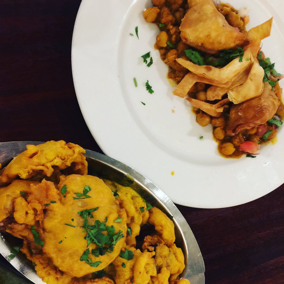 vegantatious's tweet photo. Vegan apps from @claypitaustin #vegan #atxvegan #pakoras #samosas #indianfood #yummy https://t.co/bIocNAn0B9