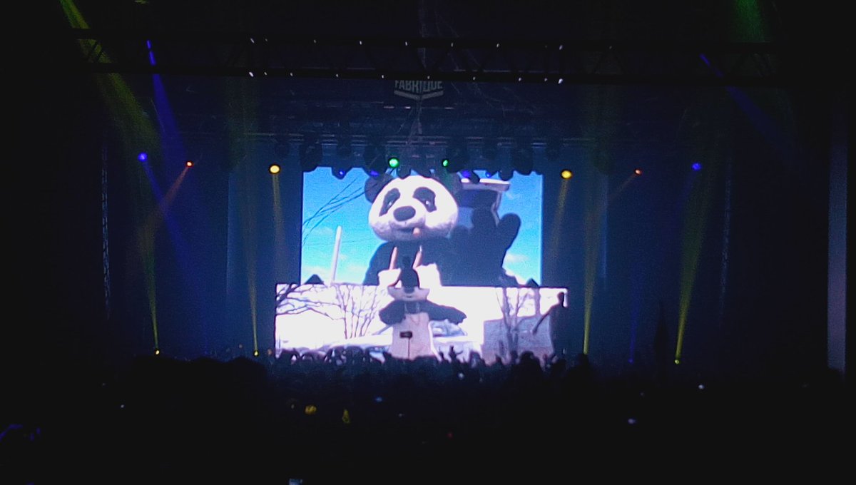 davide_cecchini's tweet photo. Without words @TheChainsmokers  @FabriqueMilano https://t.co/wQUxEBbza9
