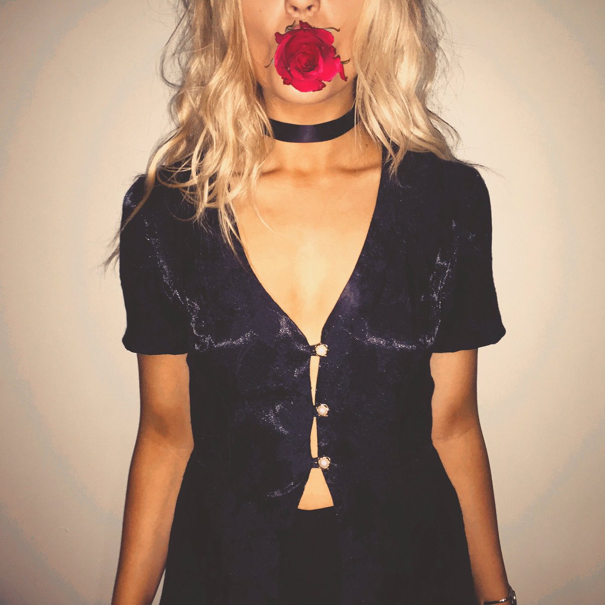 lennonandmaisy's tweet photo. Xoxo's and a rose https://t.co/fftyuIum89