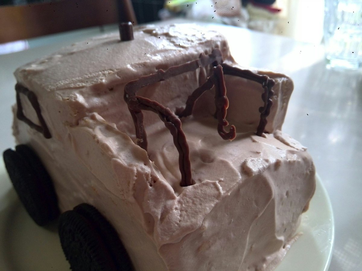 ふくみみや 後ろはチョコで工作 メーター カーズ 車のケーキ 手作りケーキ 誕生日ケーキ バースデーケーキ 4歳 6歳 誕生日 3dケーキ 立体ケーキ チョコペン キャラ弁 レッカー