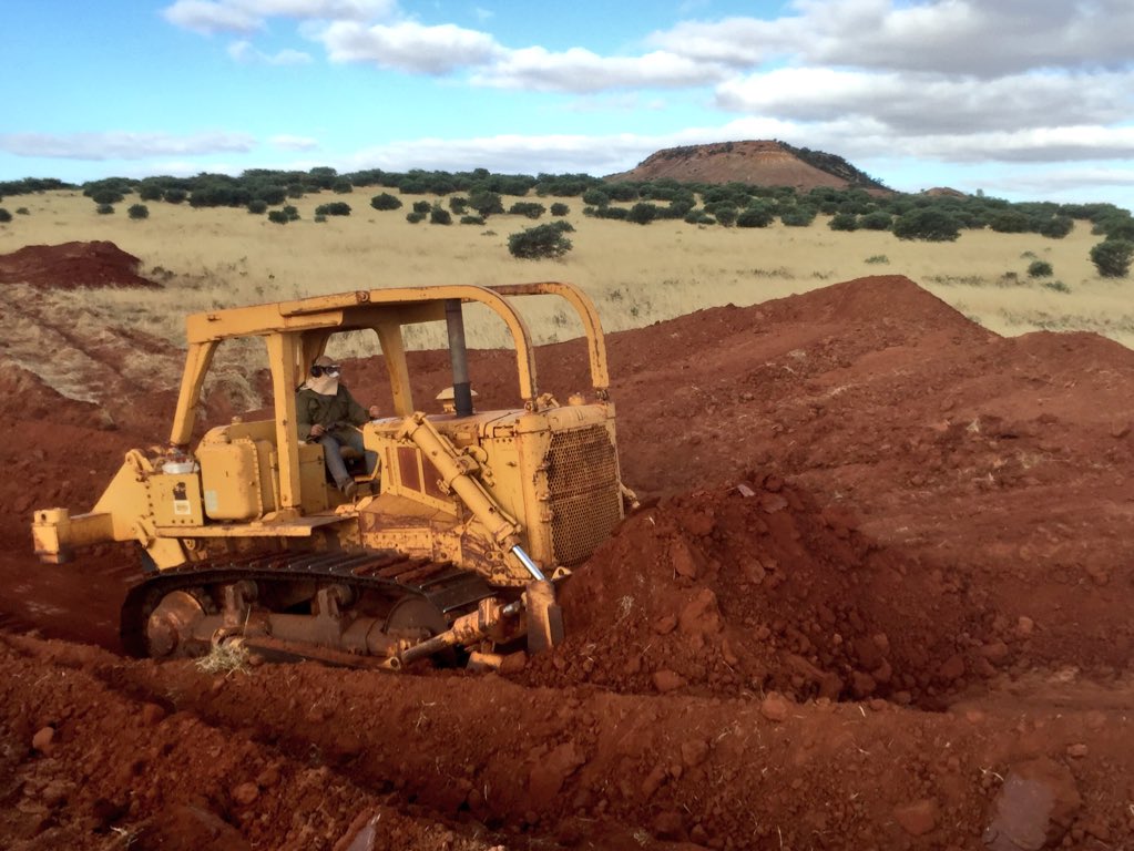 dklracing's tweet photo. Day two the old girl starting to push some dirt around. Been a while in the shed and not missing a beat. #D7G. https://t.co/UTCBYEqVli