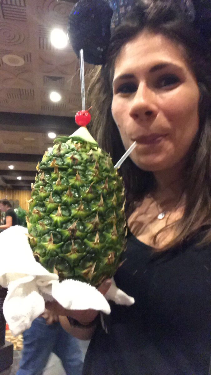 hwestrol10's tweet photo. @ZacharyLevi Mickey, Minnie... pineapple! #disnerd #boozy #SaveChuckAgain @netflix @WarnerBrosEnt https://t.co/yfcaoxCeae