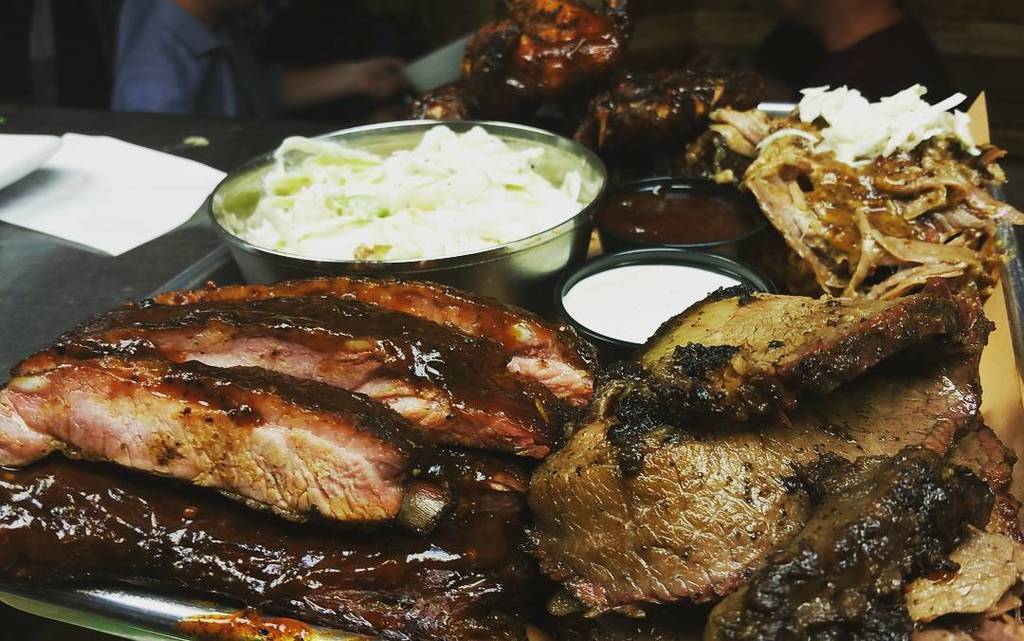 Greenwood_BBQ's tweet photo. Platter up!
#getyourbuttoverhere #bbqto #uberto #ubereats #dinnerto #greenwoodsmokehousebโฆ https://t.co/yc4qF6g8PY) https://t.co/lUagnAc3Vv