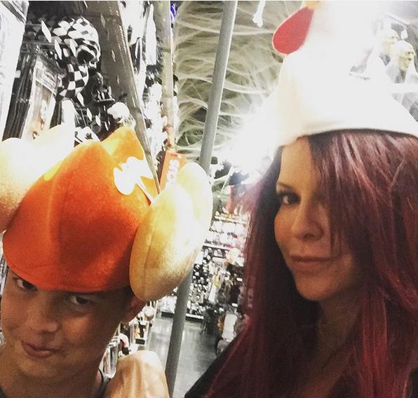 PerlaFHudsonArg's tweet image. Via @perlafhudson A chicken and a hot dog walk into a bar...#perlafhudson #cashHudson