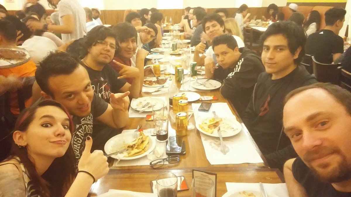 ColterTV's tweet image. Los héroes de la pizza cargando combustible para la gran final de mañana #HeroesCopaAmerica