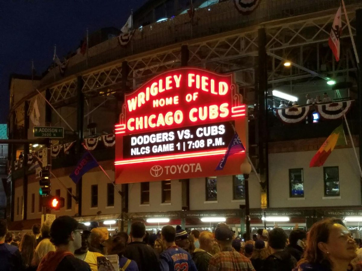 pixeostar's tweet photo. Wrigley Field #GoCubsGo! #NLCS #Cubs https://t.co/XUVL5lKY0D