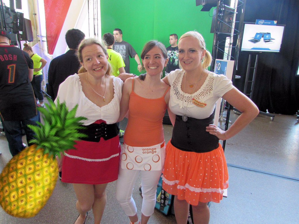 JaimeW912's tweet photo. @VictoriaNoir89 @ZacharyLevi @Y_Strahovski @warnerbrostv @netflix I'll just leave this here #SaveChuckAgain #Pineapple https://t.co/dFMGn9lawI
