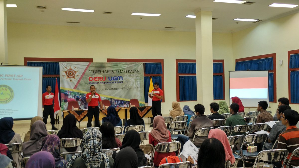 Selamat pagi! Hari ini sedang berlangsung pelatihan bagi relawan baru DeRU dgn materi pertama dr <a href="/humas_bsnjogja/">Basarnas Yogyakarta</a>