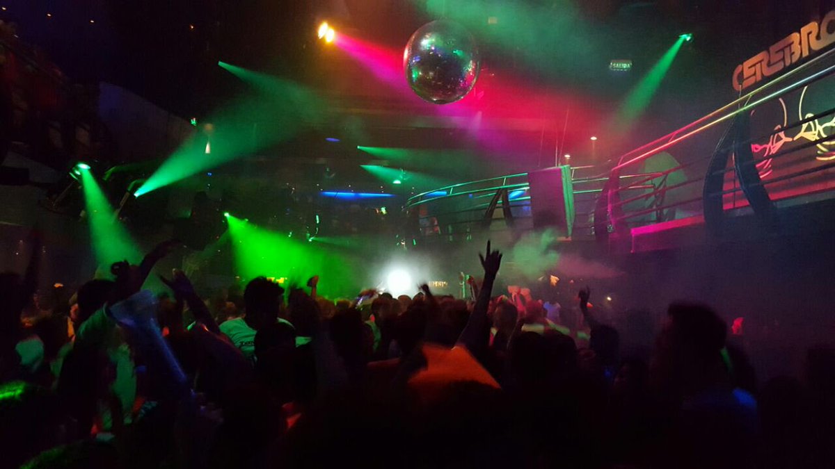 Chucaoo's tweet photo. Pinto la Fiesta 🎉 Anoche en #Cerebro y #CHUCAO cerrando Boliche! 😎🔥🔥🔥😎#BarilocheConCHUCAO https://t.co/NSfCfID0AV