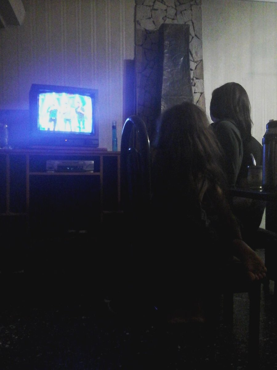 loulyes2's tweet photo. #SabadoDeCombate Mirando @combatearg con mi familia 👪 
Siempre con vos @flor_vigna https://t.co/bjpibxJeIK